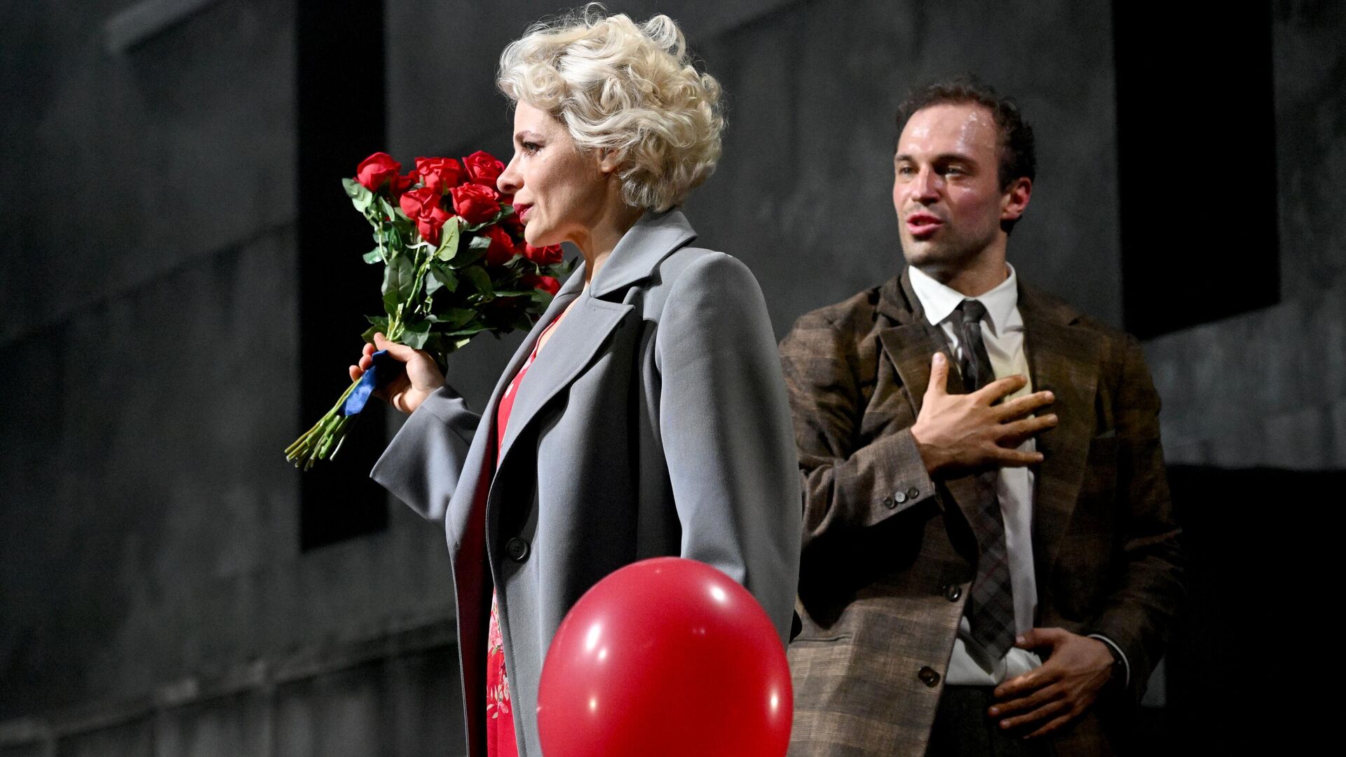 Павел Попов и Яна Соболевская в сцене из спектакля Солнце Ландау режиссера Анатолия Шульева на Основной сцене Государственного академического театра имени Евгения Вахтангова в Москве. 13 апреля 2025