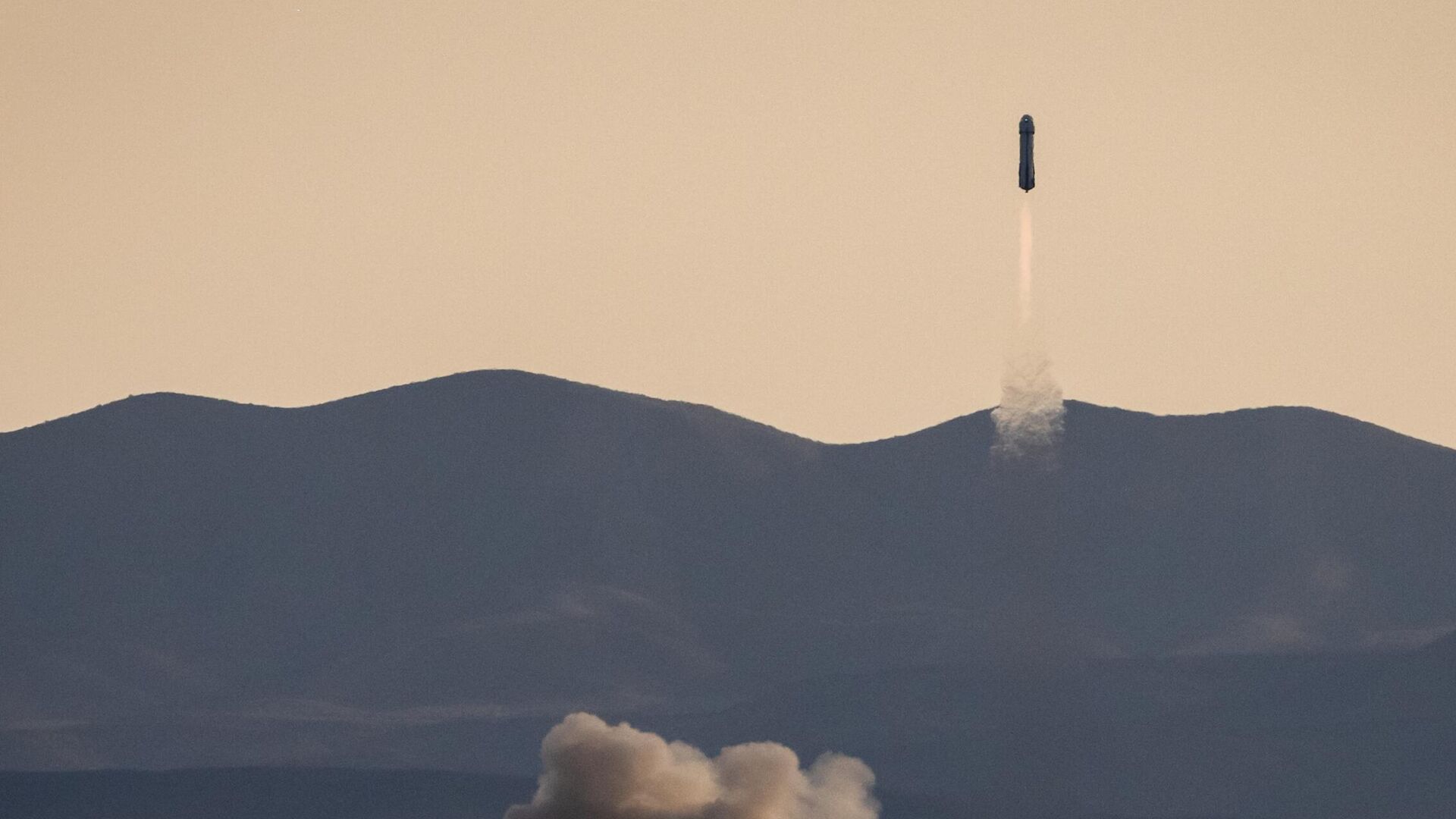 Ракета New Shepard компании Blue Origin стартует с пусковой площадки в Ван-Хорне, штат Техас