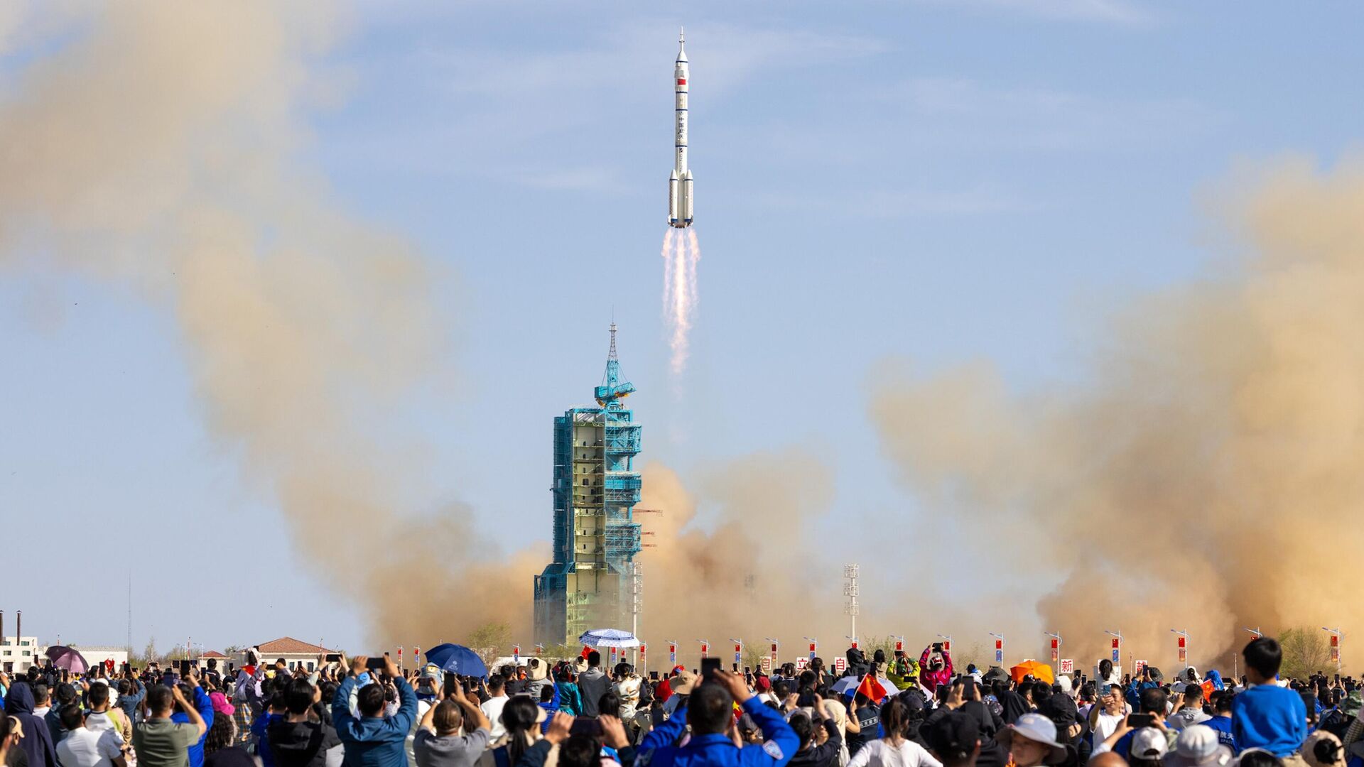 Запуск китайской ракеты-носителя Чанчжэн-2F с пилотируемым космическим кораблем Шэньчжоу-2 с космодрома Цзюцюань