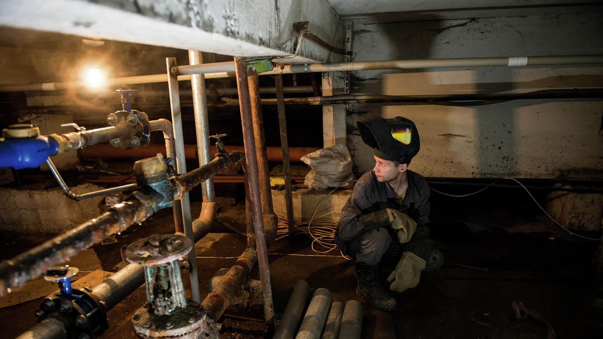 Трубы системы отопления в подвале жилого дома