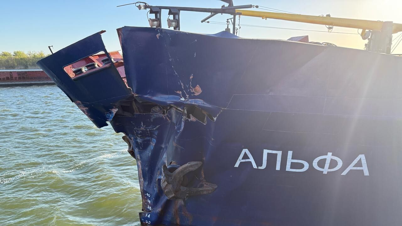 Теплоход Альфа после столкновения с воротами на Кочетовском гидроузле на реке Дон в Ростовской области