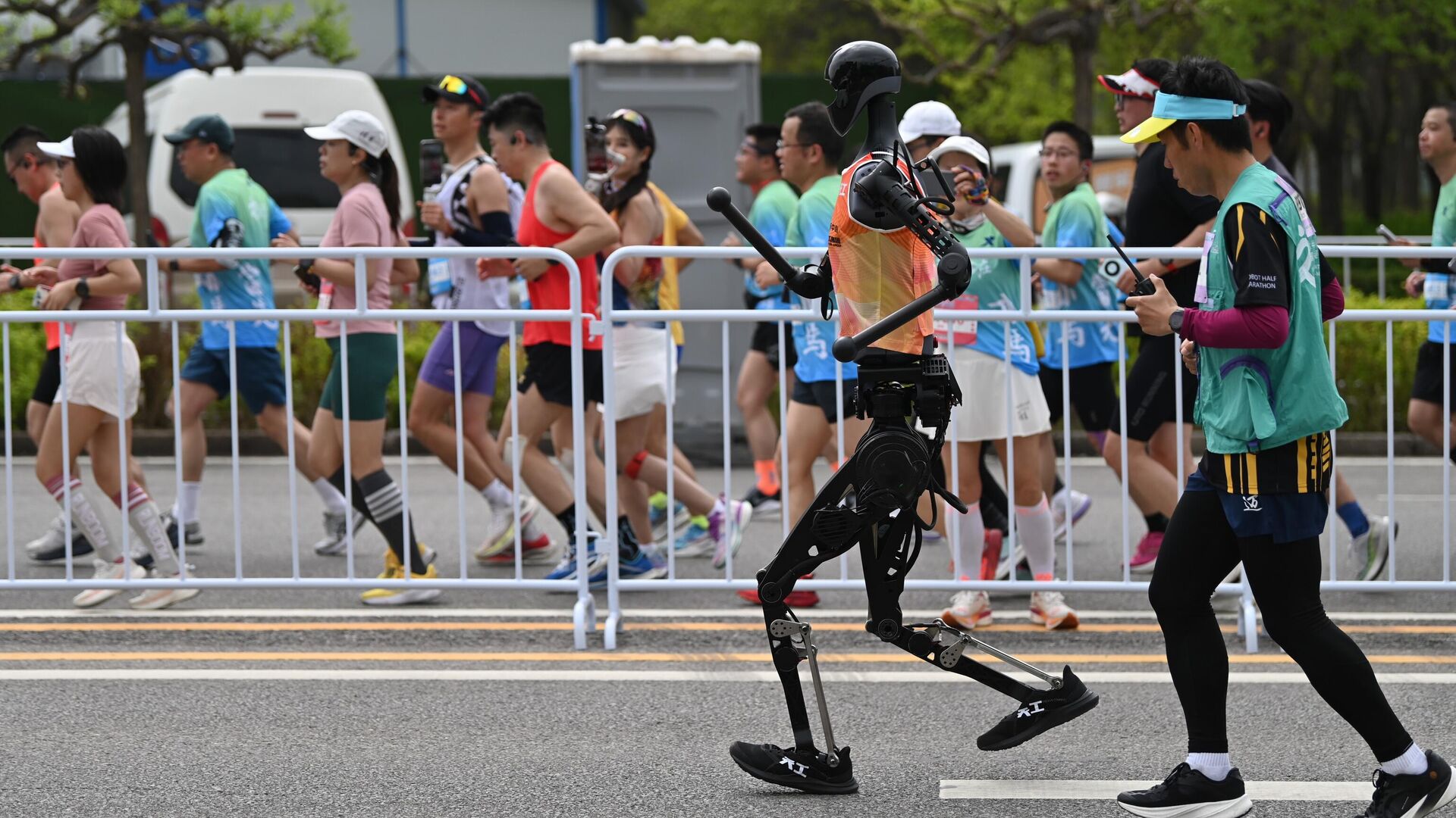Человекоподобный робот Тянь Гун во время полумарафона в Пекине, КНР. 19 апреля 2025