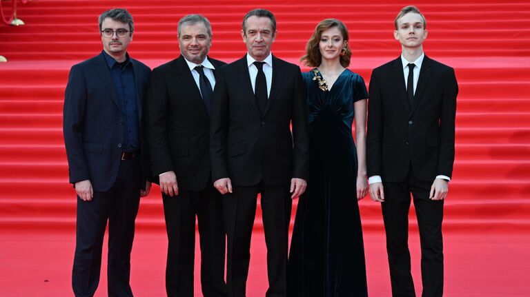 Съемочная группа фильма открытия В списках не значился по повести Бориса Васильева на красной дорожке перед церемонией открытия 47-го Московского международного кинофестиваля