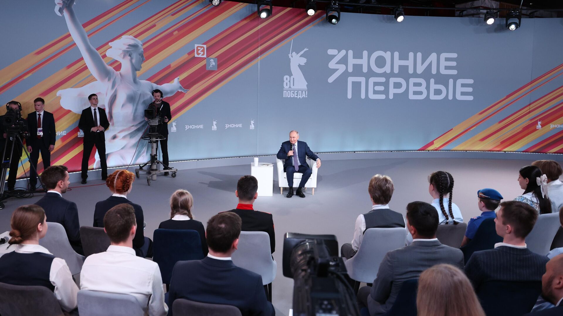 Президент РФ Владимир Путин во время встречи с участниками просветительского марафона Знание.Первые в Москве