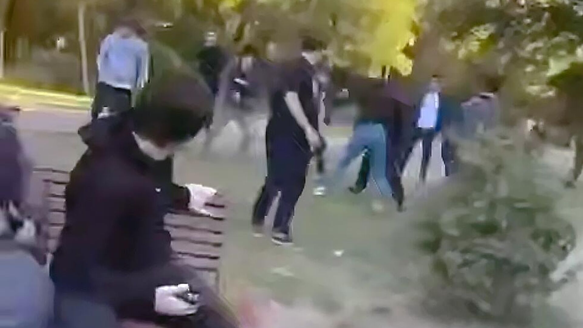 Драка подростков в Махачкале, Дагестан. Кадр видео из соцсетей
