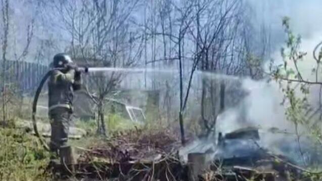 Сотрудники МЧС России ликвидируют пожар на дачных участках в городе Братске. Кадр видео