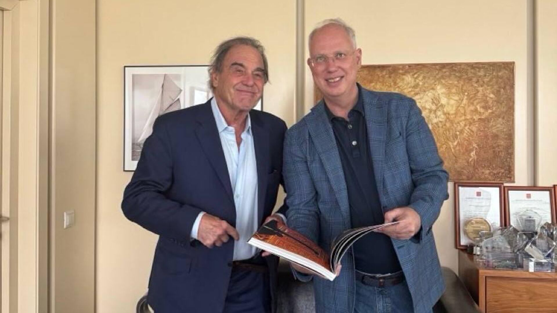 Глава РФПИ, спецпредставитель президента РФ по инвестиционно-экономическому сотрудничеству с зарубежными странами Кирилл Дмитриев и американский режиссер Оливер Стоун во время встречи