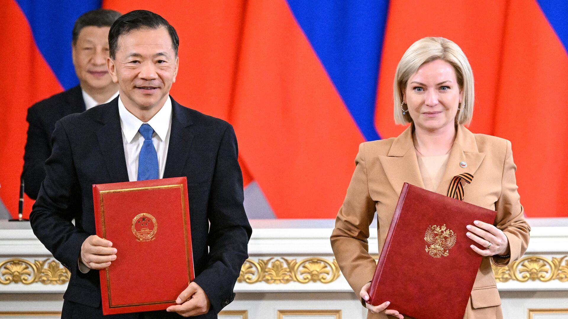 Министр культуры РФ Ольга Любимова и генеральный директор Медиакорпорации Китая Шэнь Хайсюн на церемонии обмена документами по итогам российско-китайских переговоров. 8 мая 2025