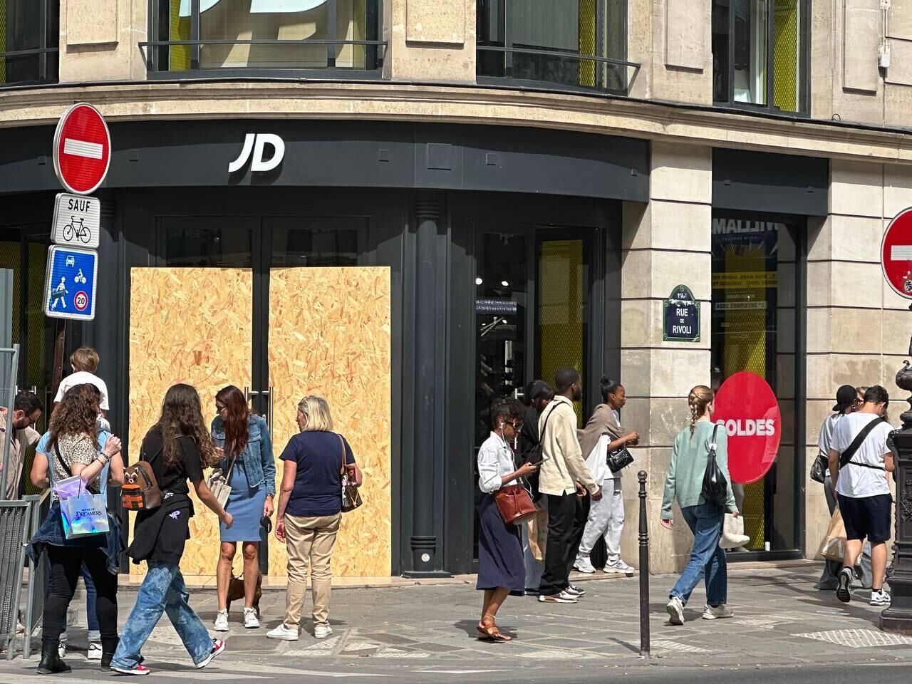 Фанерные щиты на витрине магазина в Париже