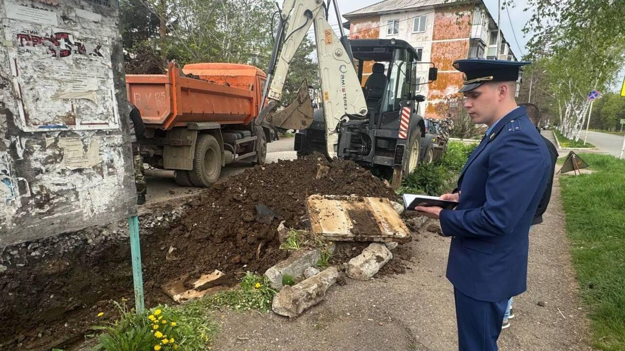 Сотрудник прокуратуры проводит проверку по факту длительного отсутствия горячей воды в многоквартирных домах в Кировском районе Приморского края