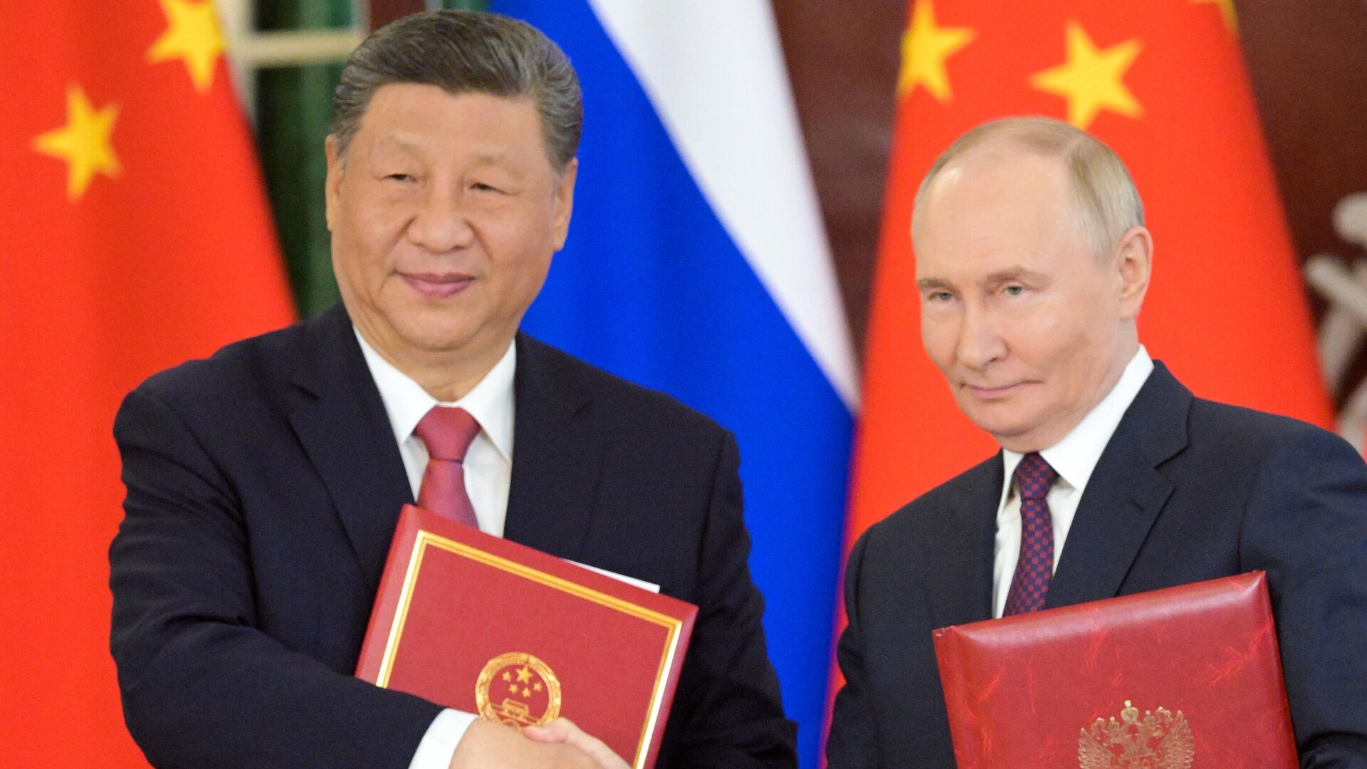Президент РФ Владимир Путин и председатель КНР Си Цзиньпин на церемонии обмена документами по итогам российско-китайских переговоров