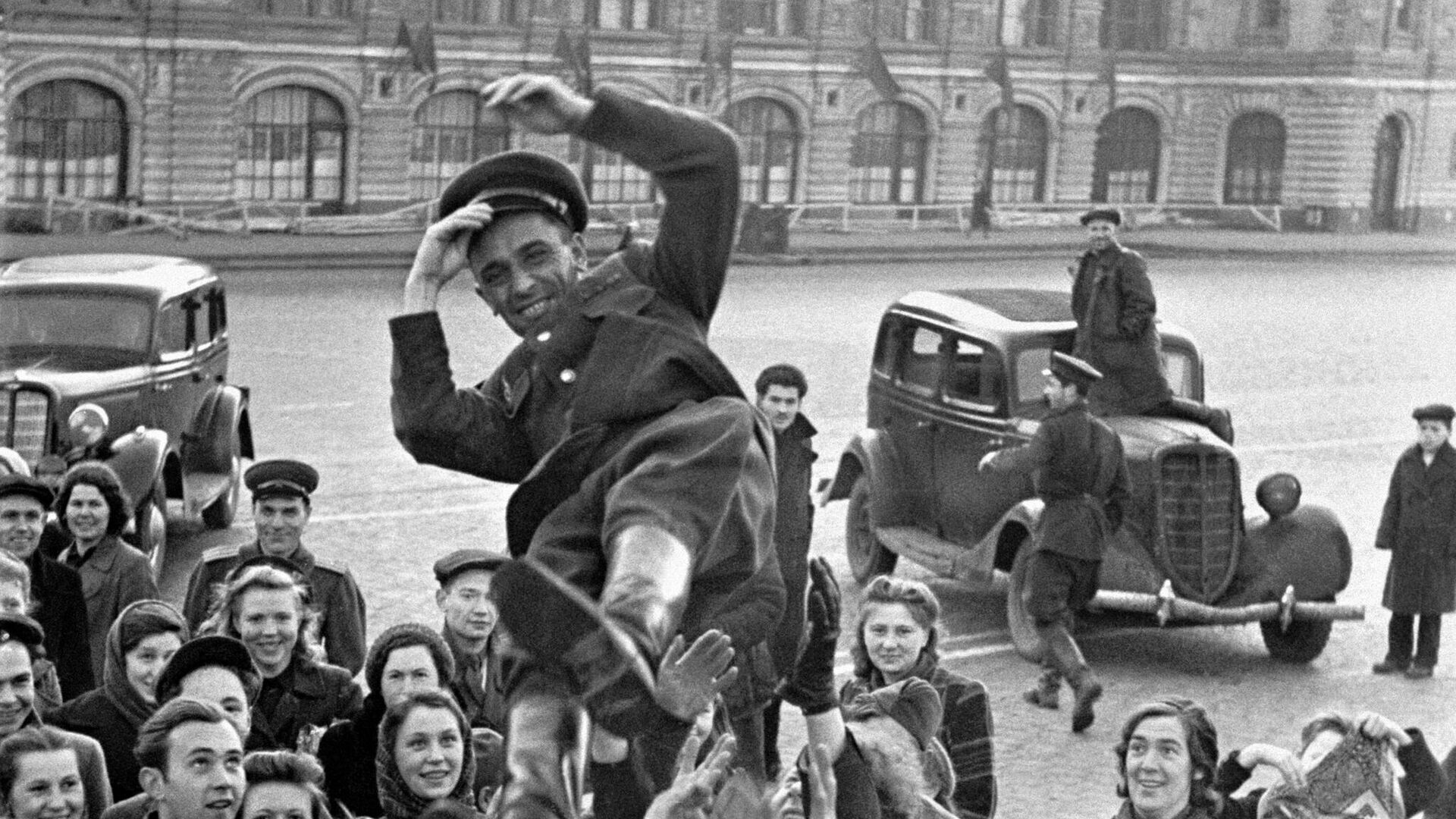 Празднование Дня Победы 9 мая 1945 года на Красной площади в Москве