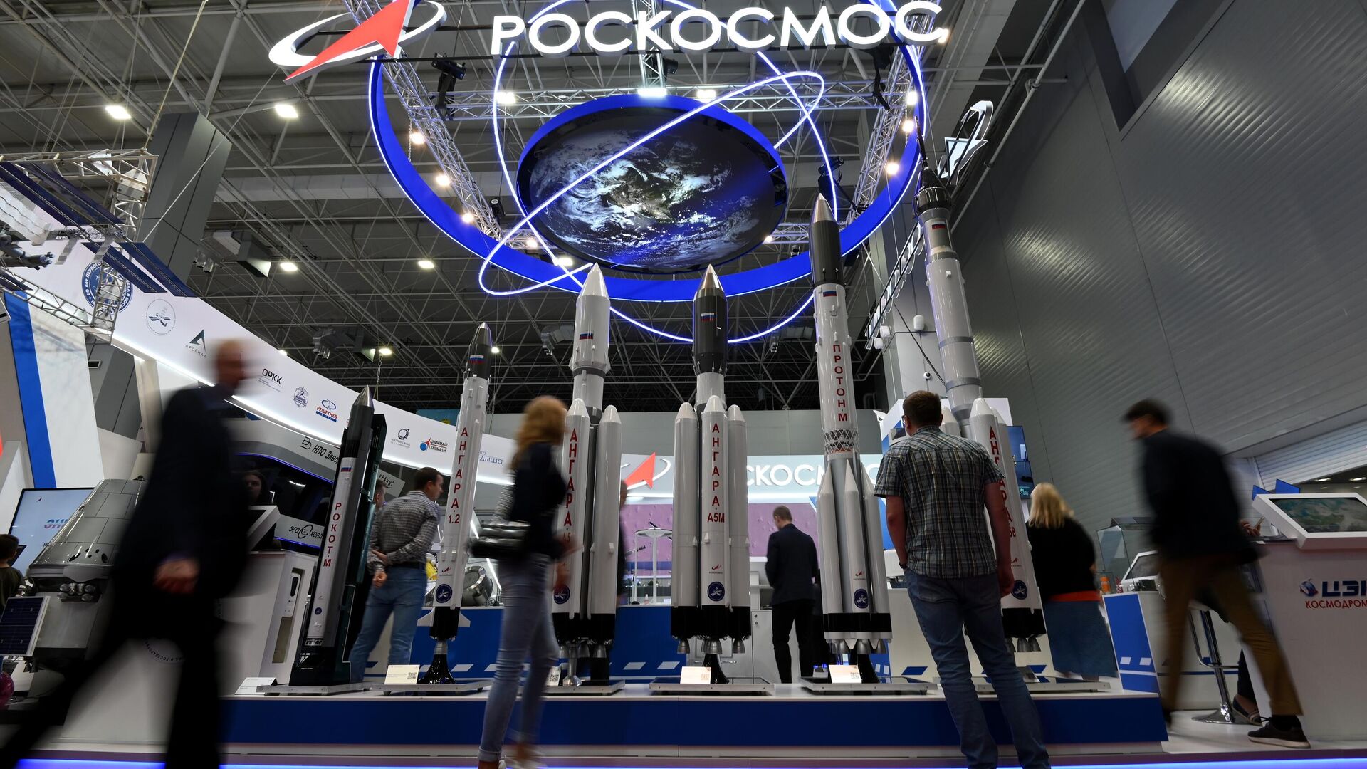У стенда госкорпорации Роскосмос