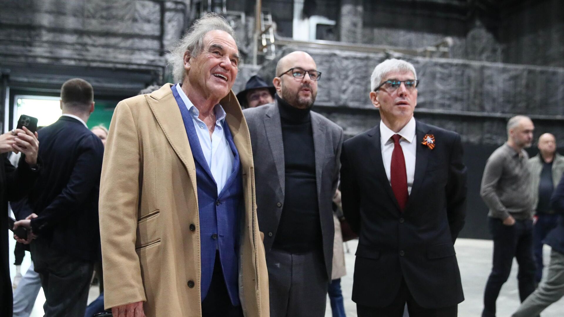 Американский режиссер Оливер Стоун и руководитель Департамента культуры города Москвы Алексей Фурсин во время экскурсии на кинозаводе Москино. 7 мая 2025