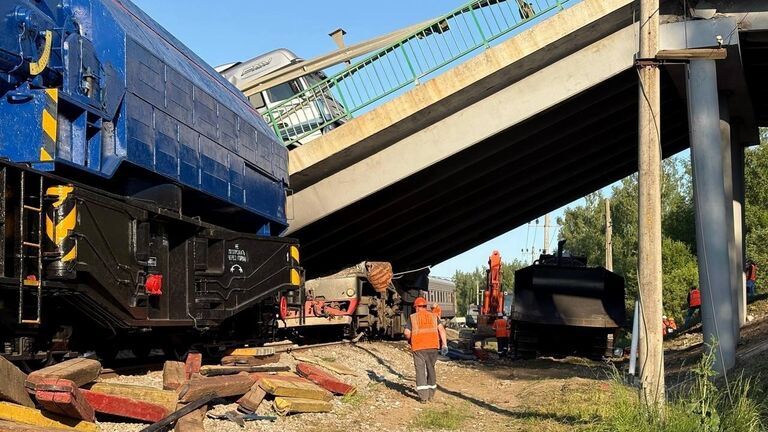 Один из вагонов поезда Климов - Москва, раздавленный обрушившимся мостом в Брянской области