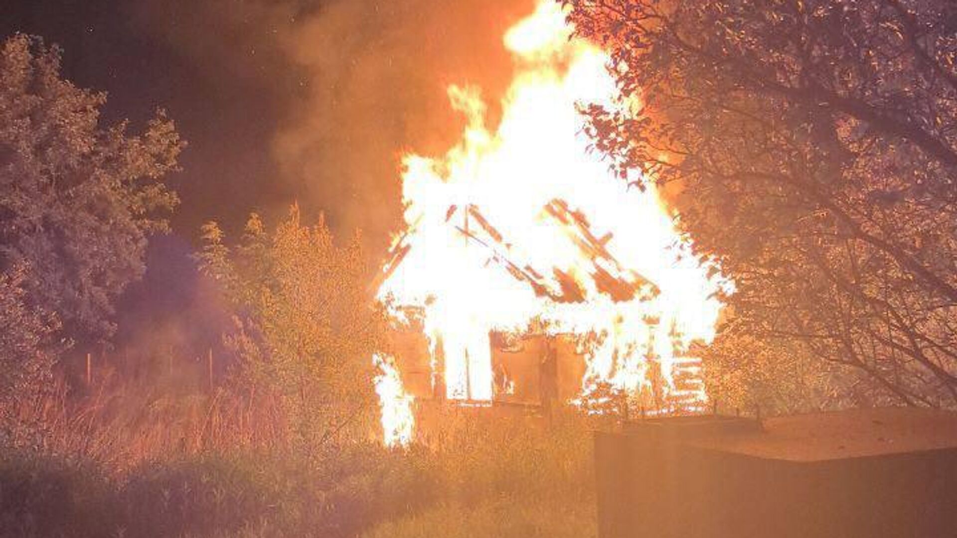 Последствия атаки украинских БПЛА по дачным домам в курском Рыльске