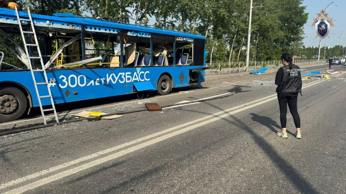 Автобус, поврежденный в результате взрыва газового баллона