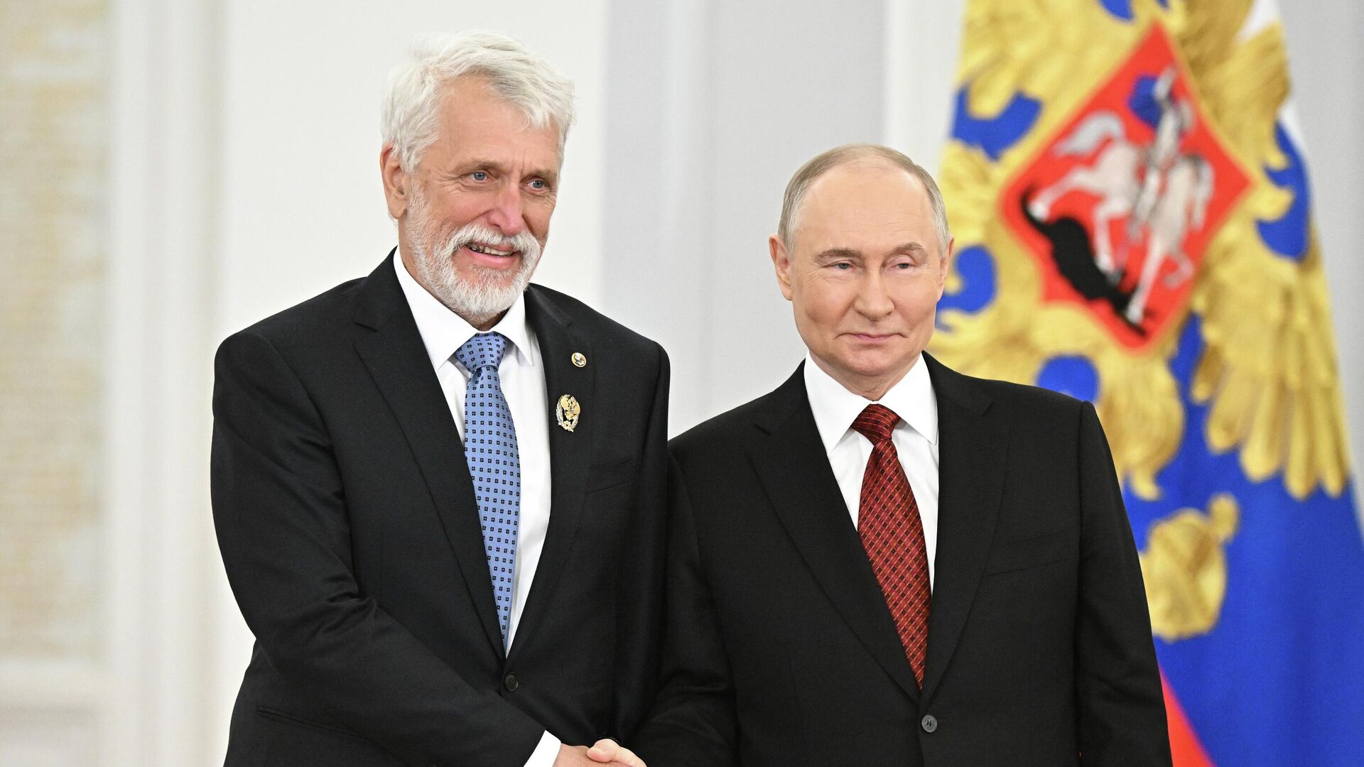 Президент РФ Владимир Путин и лауреат Государственной премии 2024 года в области науки и технологий директор Института археологии Российской академии наук Николай Макаров. 12 июня 2025