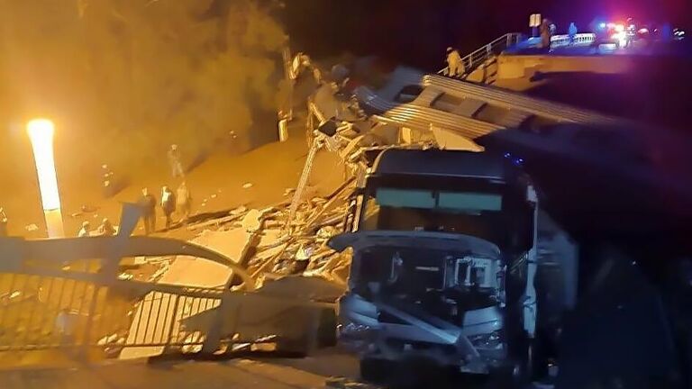 Сотрудники спасательной службы МЧС работают на месте обрушения моста на один из вагонов поезда Климов - Москва в Брянской области