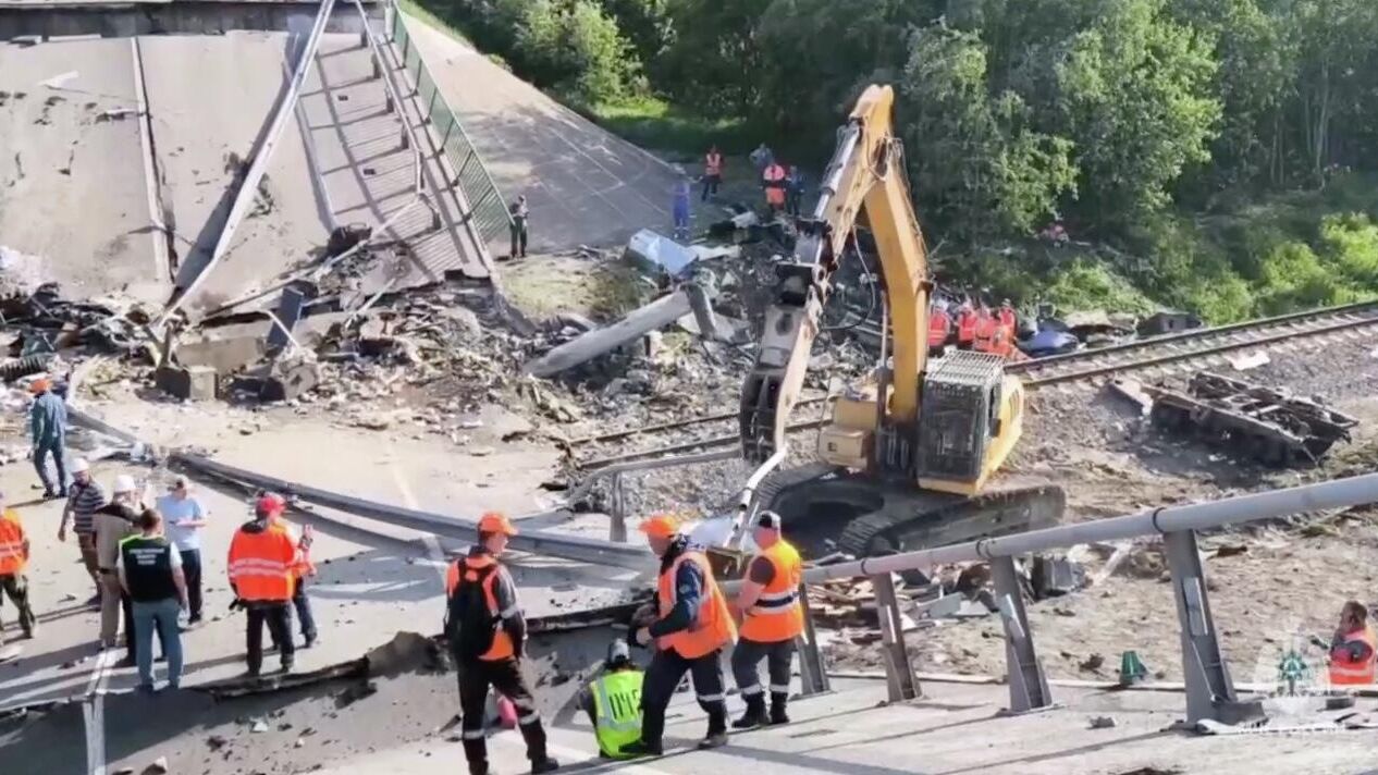 Аварийно-спасательные работы на месте обрушения моста в Брянской области