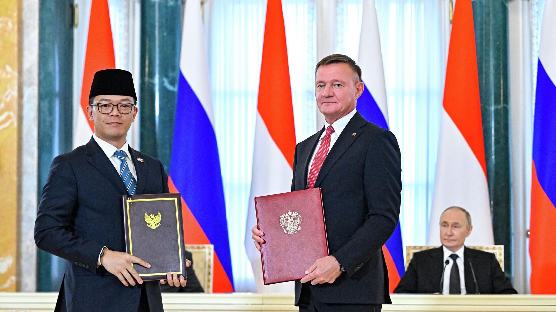 Министр транспорта РФ Роман Старовойт и министр иностранных дел Индонезии Сугионо во время церемонии подписания документов о сотрудничестве между Россией и Индонезией