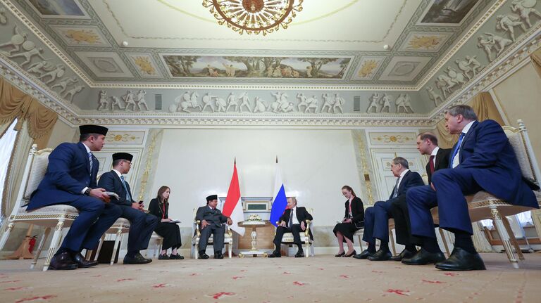 Президент РФ Владимир Путин и президент Индонезии Прабово Субианто во время встречи