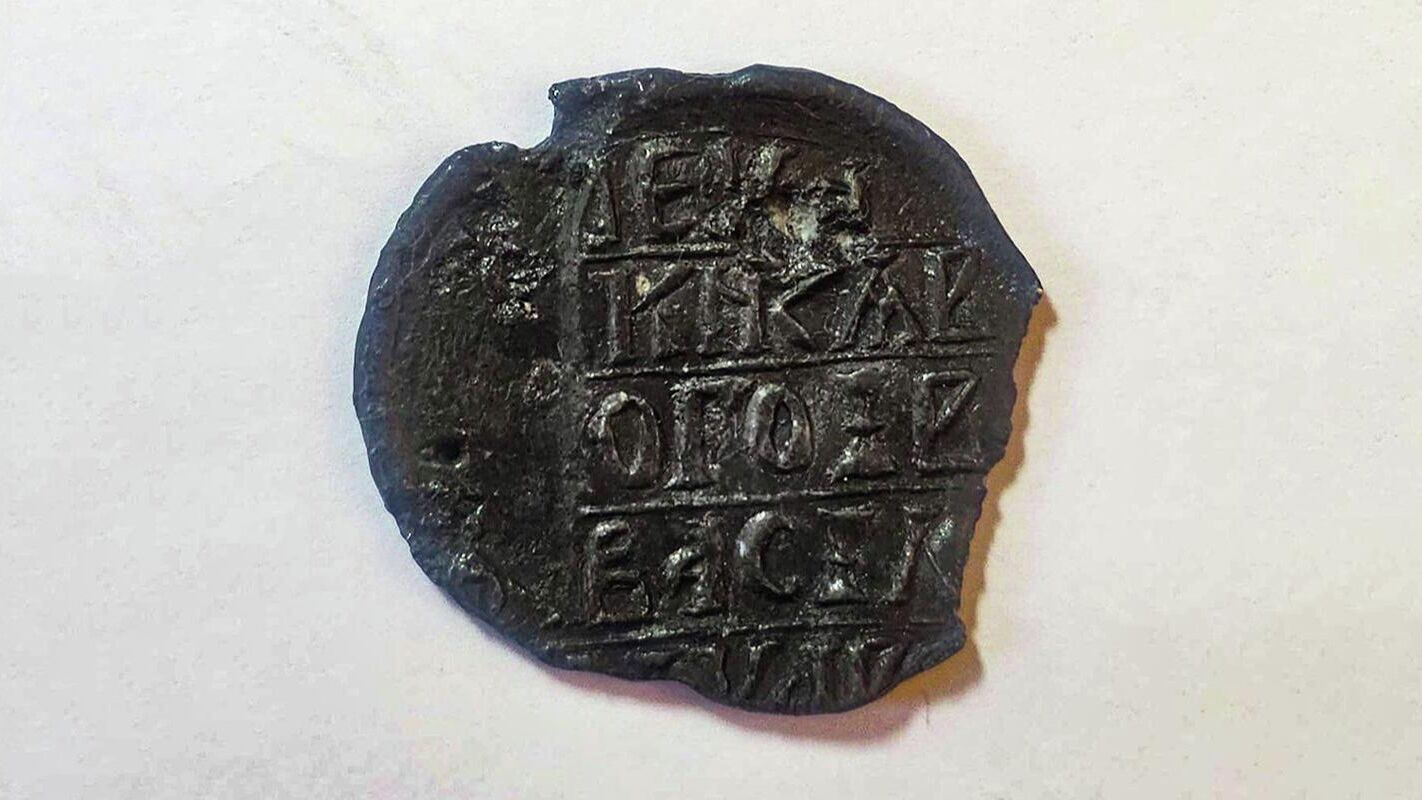 Археологи нашли печать времен Ивана III в Романовом переулке в Москве