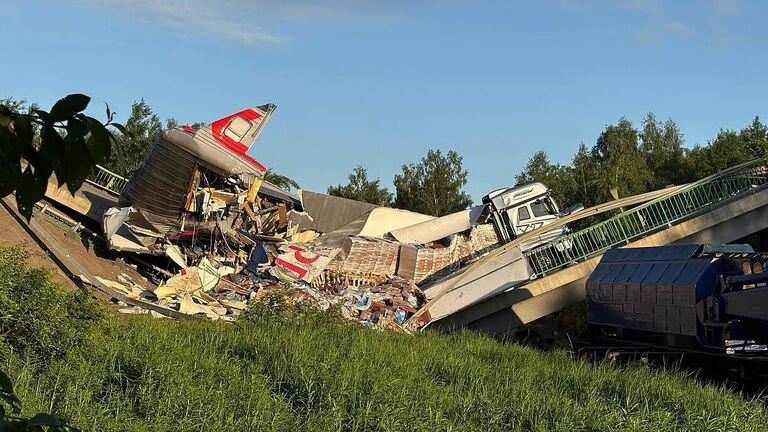 Один из вагонов поезда Климов - Москва, раздавленный обрушившимся мостом в Брянской области