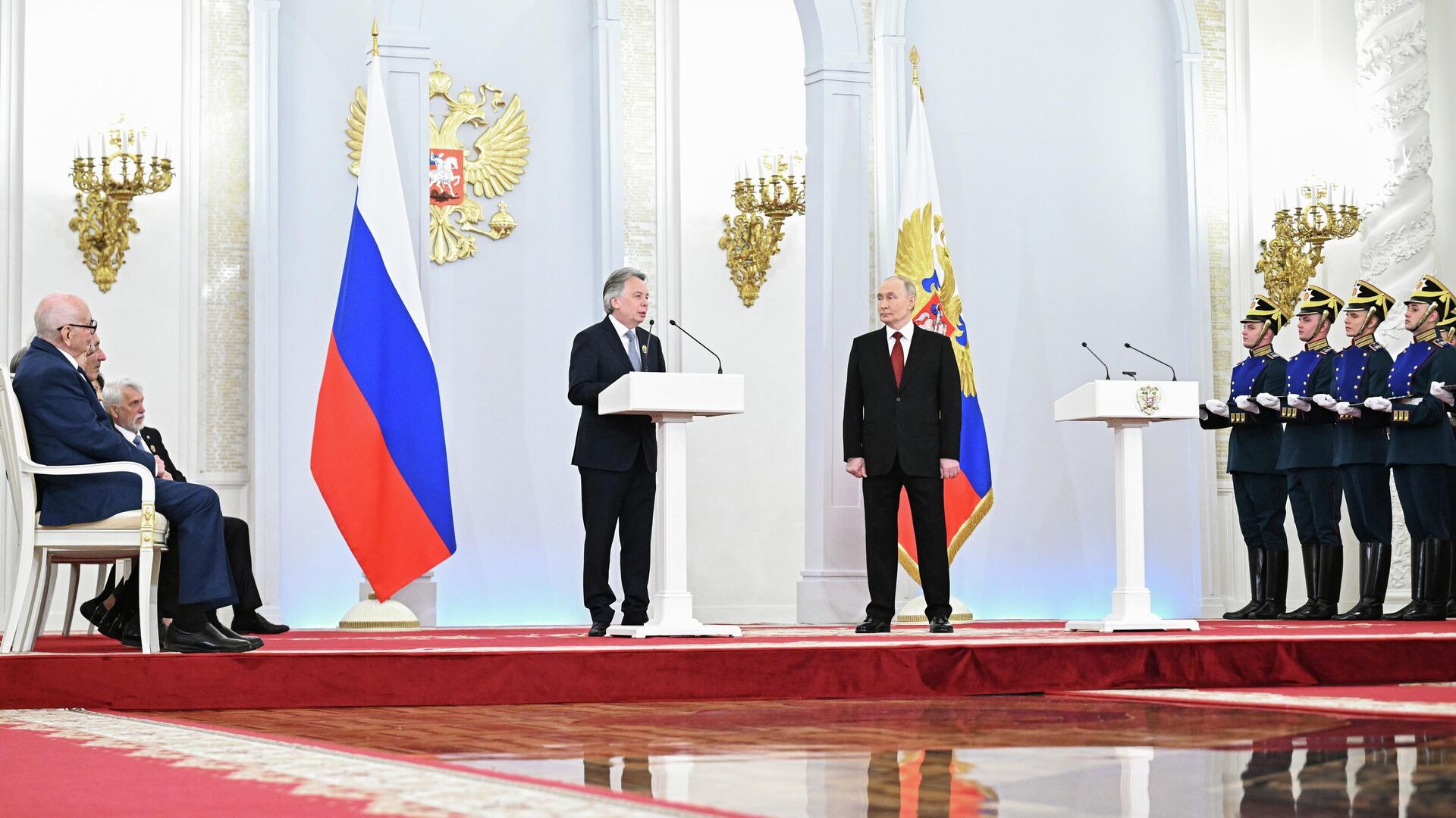 Президент РФ Владимир Путин и лауреат Государственной премии 2024 года в области культуры и искусства генеральынй директор Московской государственной академической филармонии Алексей Шалашов. 12 июня 2025