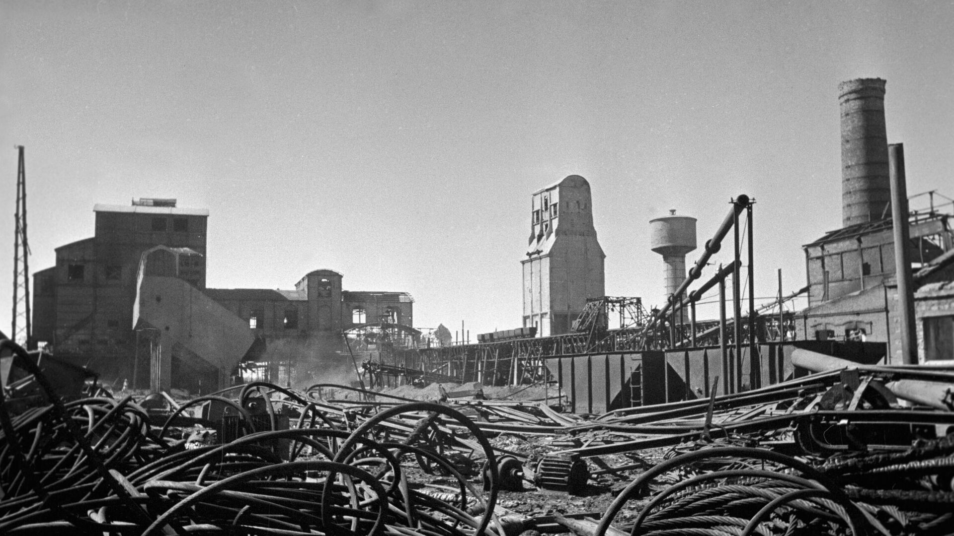 Разрушенная шахта Кочегарка в городе Горловка. Сентябрь 1943 года