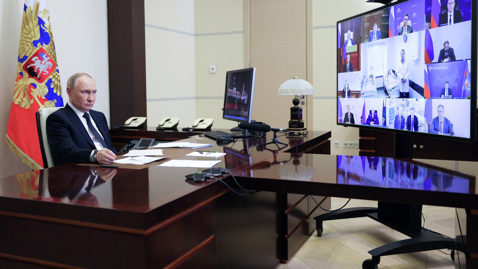 Президент РФ Владимир Путин по видеосвязи проводит совещание с членами правительства РФ