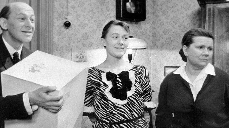 Валентина Талызина в сцене из фильма Зигзаг удачи