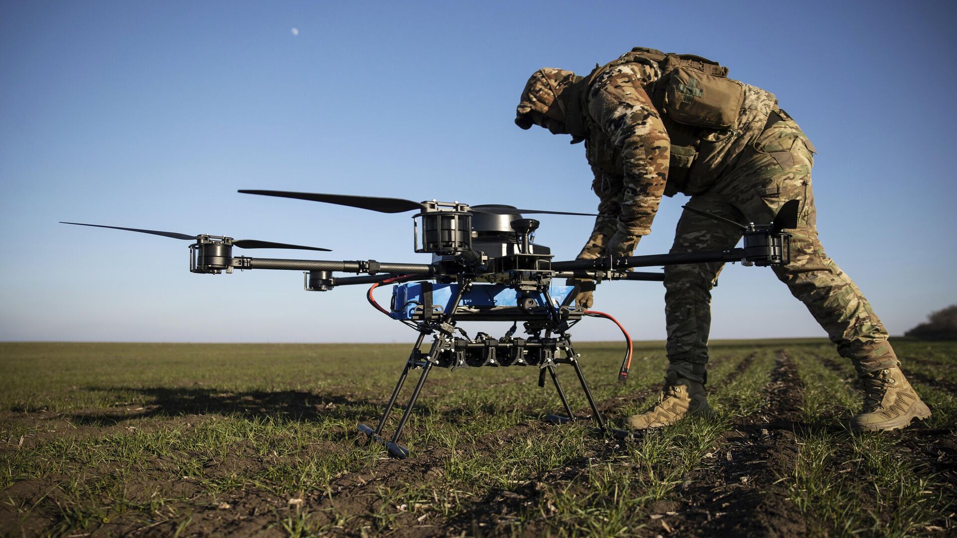 Украинский военнослужащий готовится к запуску ударного беспилотника
