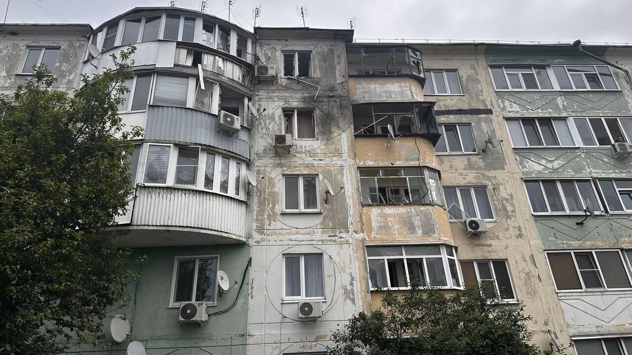 Последствия атаки ВСУ на многоквартирный дом в поселке Борисовка Белгородской области. 12 июня 2025