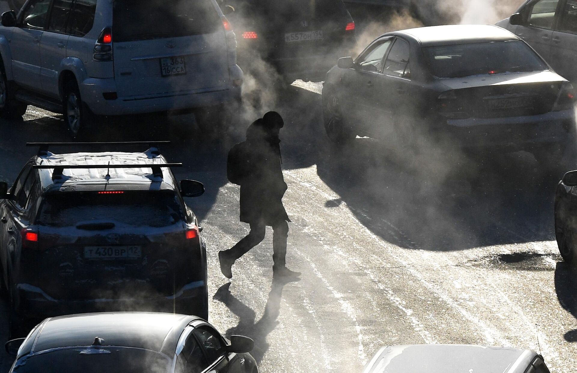 Человек переходит улицу в Новосибирске