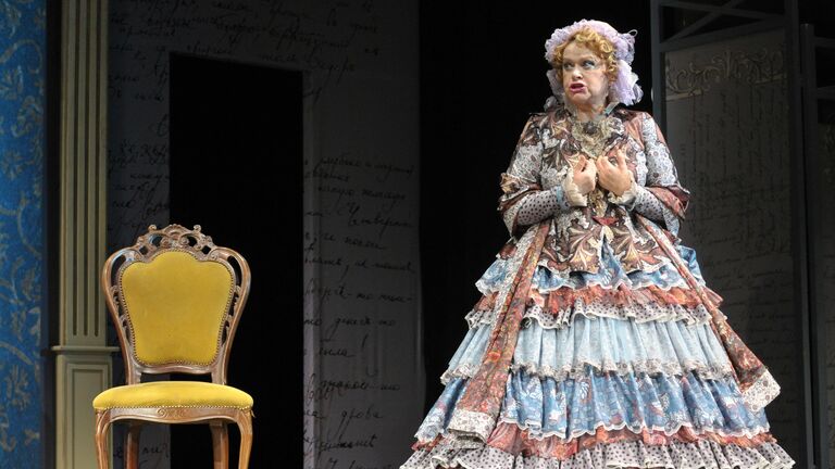Валентина Талызина в роли Анны Антоновны Атуевой в сцене из спектакля Свадьба Кречинского в Театре имени Моссовета