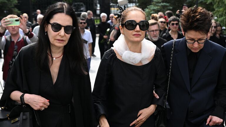 Вдова Юрия Мороза, актриса Виктория Исакова во время церемонии прощания с режиссером и актером Юрием Морозом