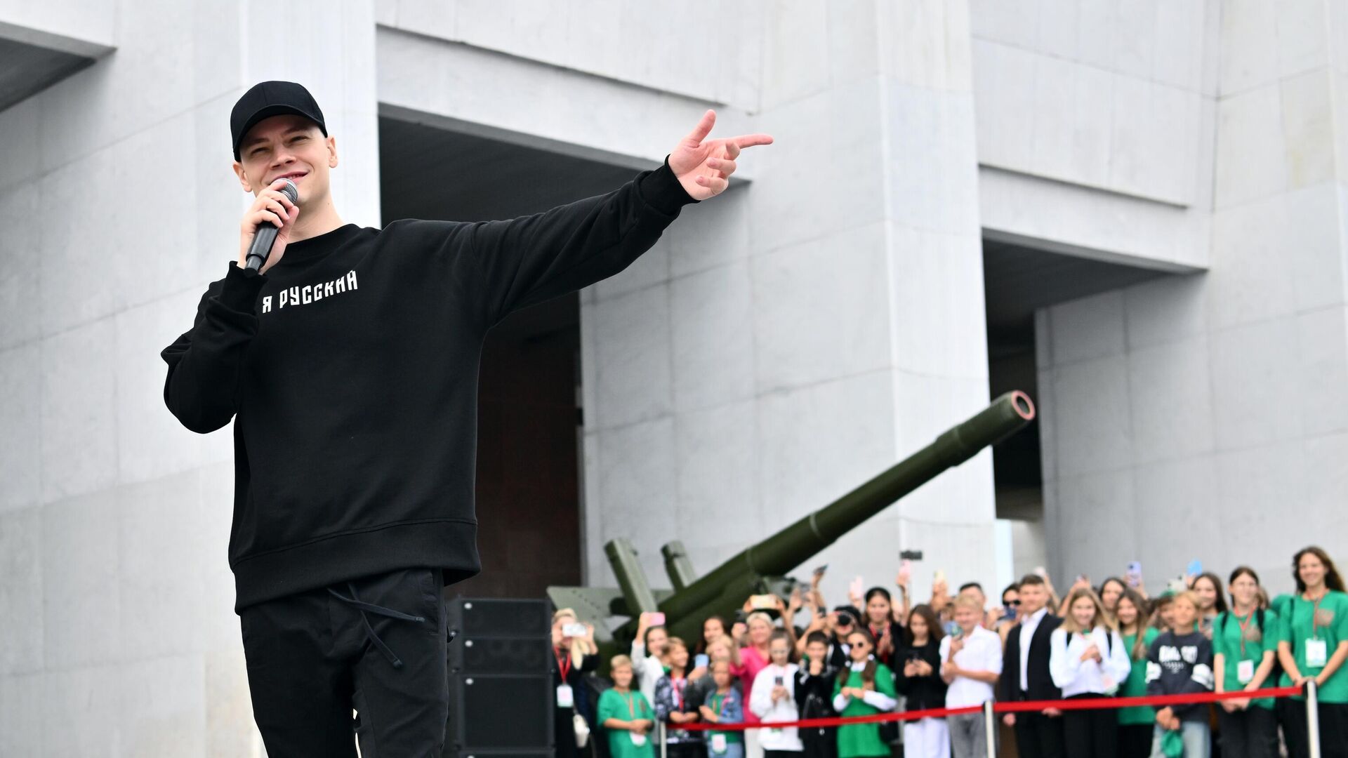 Певец Shaman (Ярослав Дронов) выступает на праздновании Дня Государственного флага перед Музеем Победы на Поклонной горе в Москве