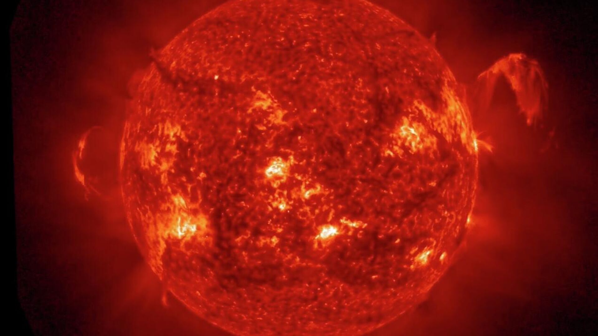 Новые выбросы гигантских протуберанцев произошли на Солнце