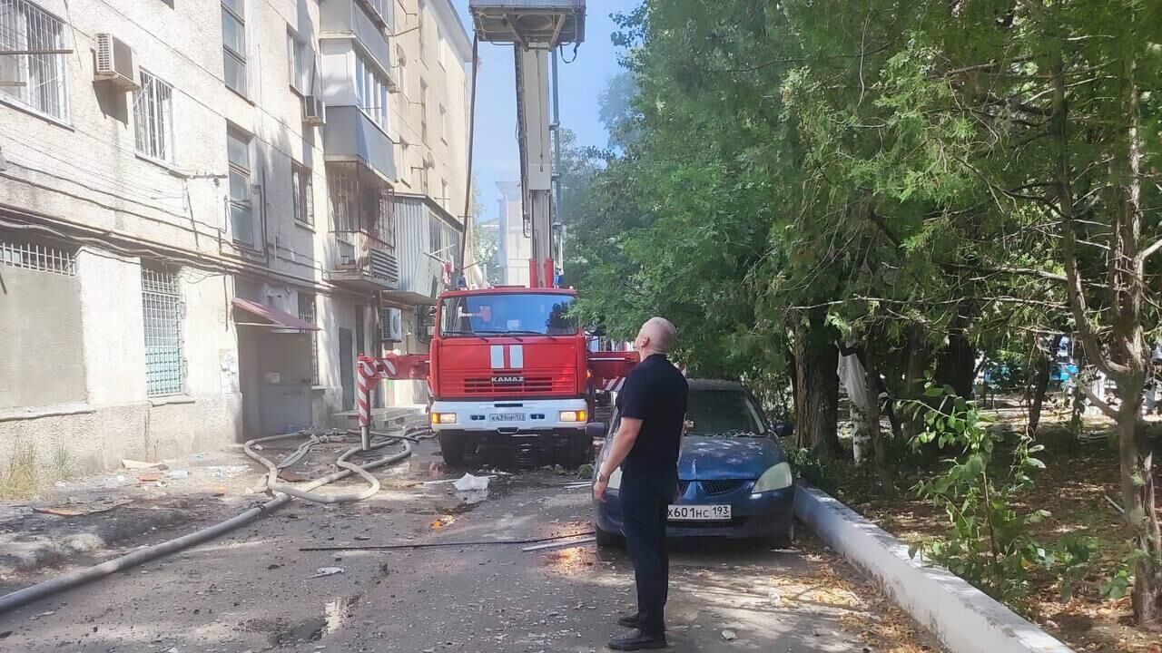 Пожарная машина на месте пожара в Новороссийске