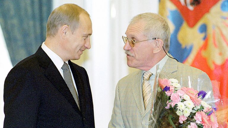 Президент РФ Владимир Путин вручает Государственную премию РФ режиссеру-постановщику телевизионного многосерийного фильма Граница.Таежный роман Александру Митте