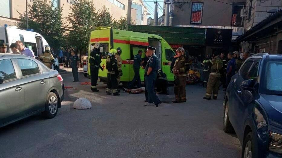 Оперативные службы на месте взрыва у ТЦ Малина в Рязани