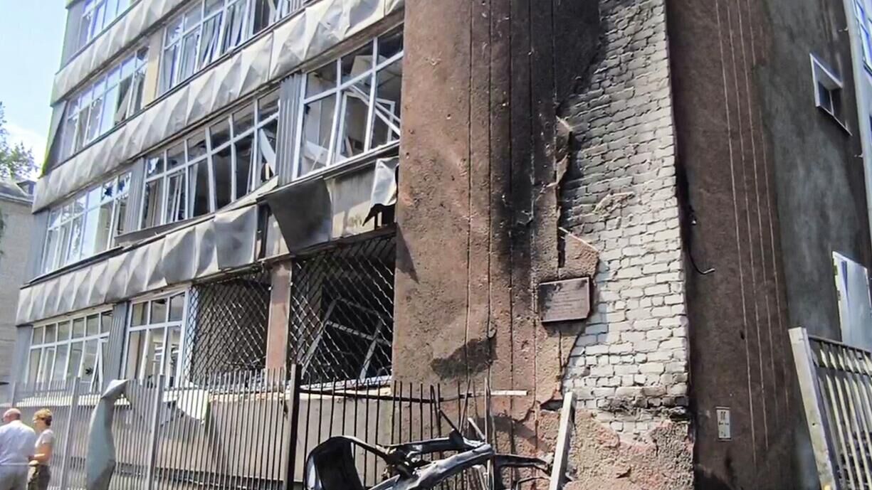 Поврежденный дом после падения беспилотника самолетного типа в Воронеже