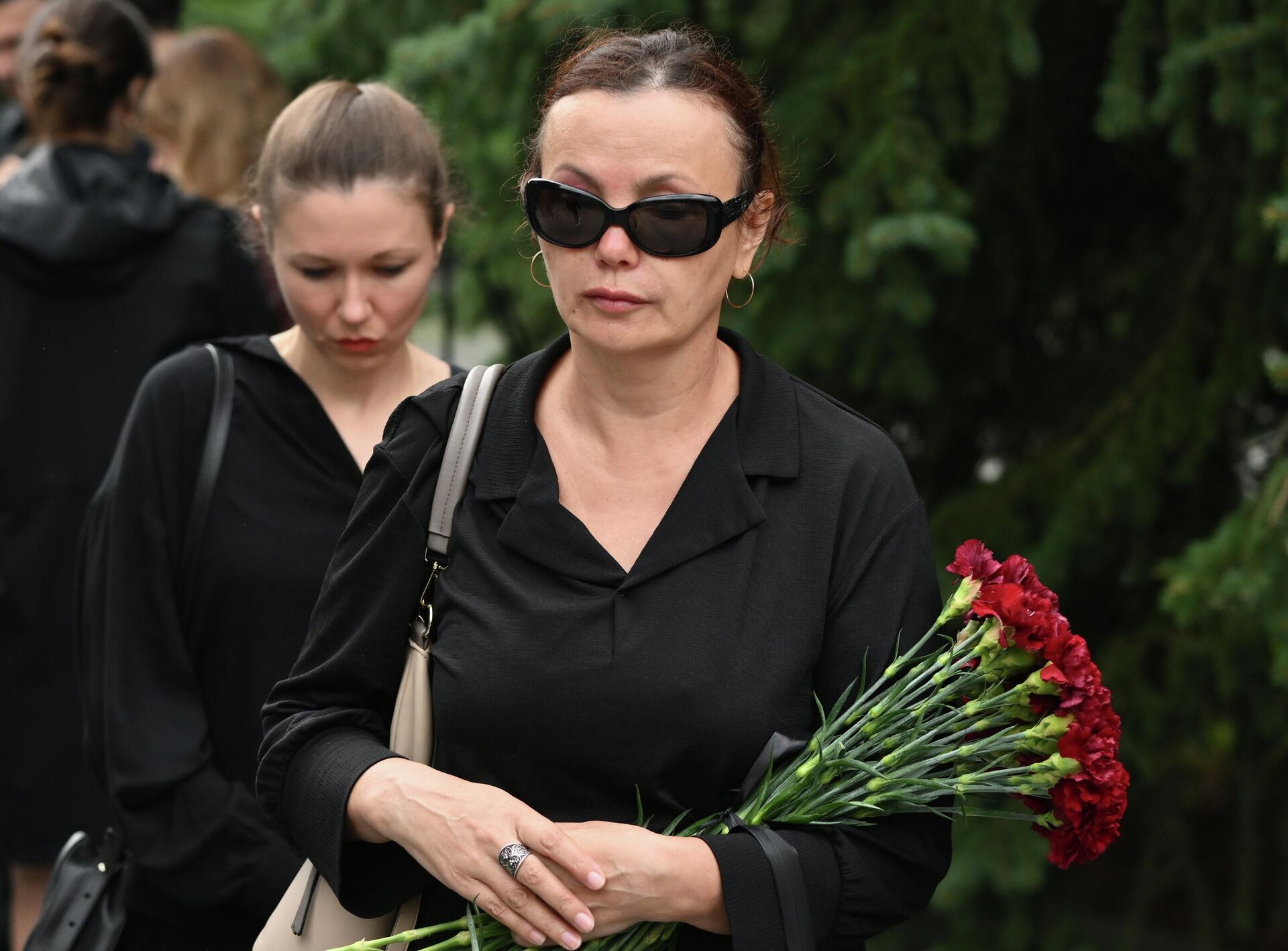 Люди во время церемонии прощания с кинорежиссером и сценаристом Юрием Карой в Большом траурном зале Центральной клинической больницы № 1 в Москве