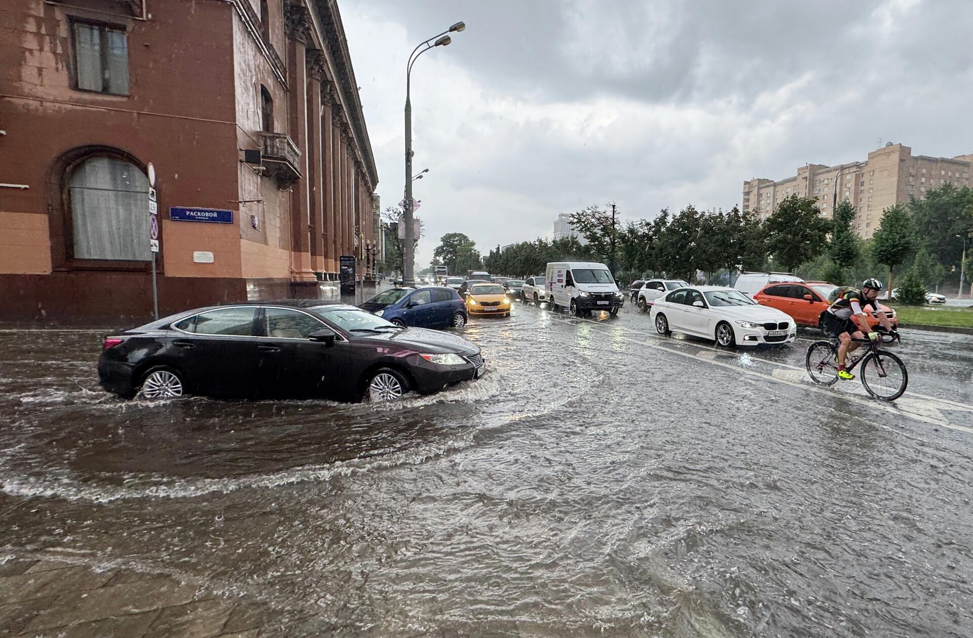 Автомобильное движение во время дождя в МосквеНепогода в Москве