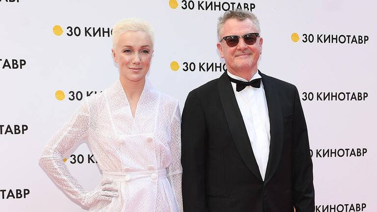 Режиссер Юрий Мороз с дочерью, актрисой Дарьей Мороз на Звездной дорожке перед началом церемонии открытия 30-го Открытого Российского кинофестиваля Кинотавр в Сочи
