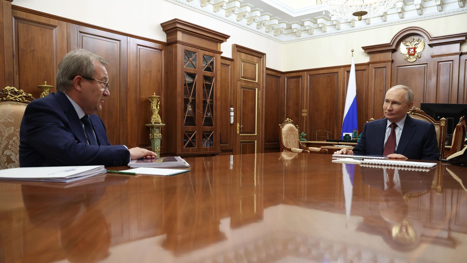 Президент РФ Владимир Путин и президент Российской академии наук Геннадий Красников во время встречи