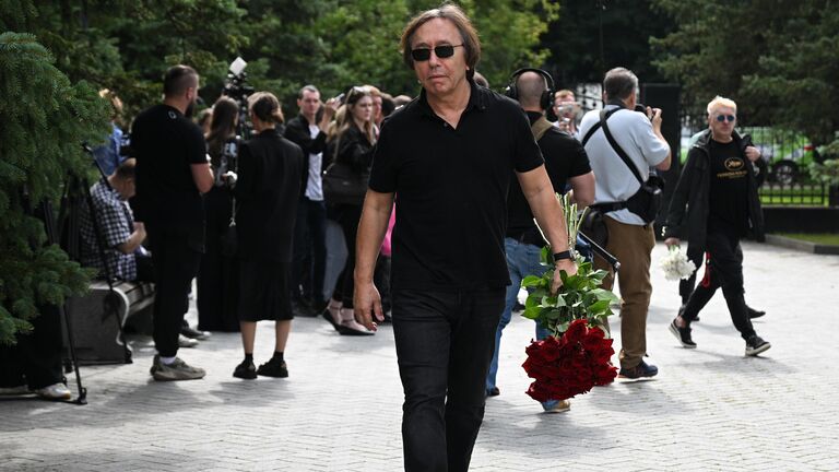 Режиссер, продюсер Ренат Давлетьяров во время церемонии прощания с режиссером и актером Юрием Морозом