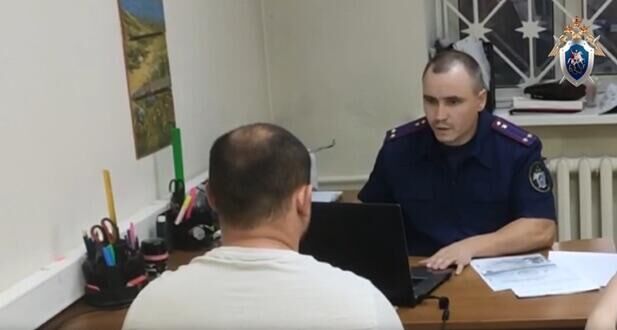 Следователь допрашивает задержанного тренера из детского лагеря