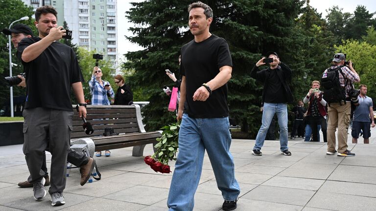 Актер Павел Деревянко во время церемонии прощания с режиссером и актером Юрием Морозом